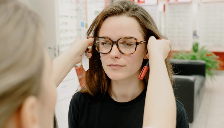 Veja como escolher uma boa ótica na hora de comprar óculos