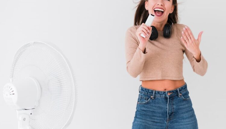 Mulher se divertindo fazendo karaoke