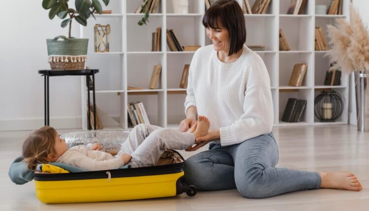 Full shot mulher fazendo cocegas em uma garota