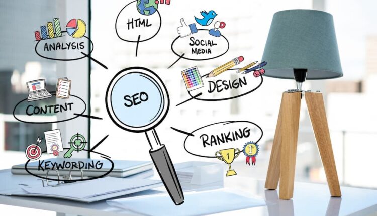 Lupa com conceitos de SEO