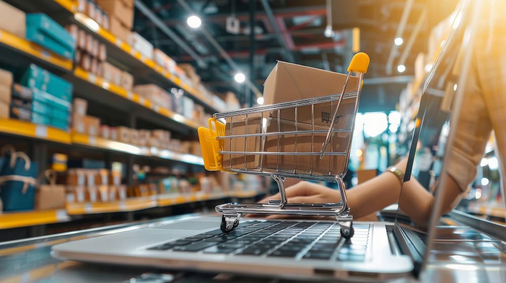 Pessoa que cria uma loja em linha e carrega produtos num portatil